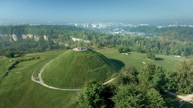 Krak&oacute;w, Polska, Kopiec Kraka (Krakusa) na wzg&oacute;rzu Lasoty w dzielnicy Podg&oacute;rze