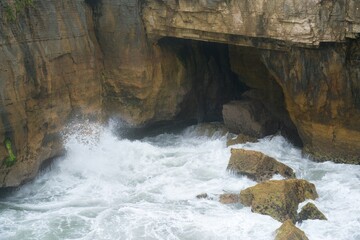 Rough Sea Waves Hitting the Rugged Coast of New Zealand &ndash; Dramatic Ocean Scene
