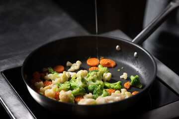 Raw vegetables are fried in a frying pan