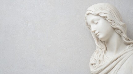 Naklejka premium Marble Statue of a Woman, Calm Expression, Light Gray Background, Decorative Art, Suitable for Peaceful or Religious Themes