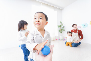 こども園・保育園・幼稚園で遊ぶ子供と先生