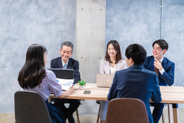オフィスでディスカッションをするビジネスパーソン