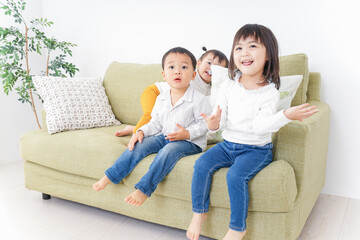 家で仲良く遊ぶ子供