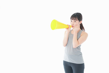 スポーツの応援をする若い女性