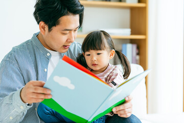 絵本を読む親子