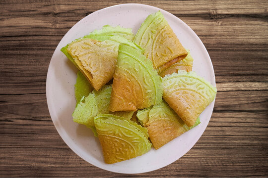 kuih kapit, traditional Malay snacks, made from wheat flour, rice flour, eggs, pandan leaf water.