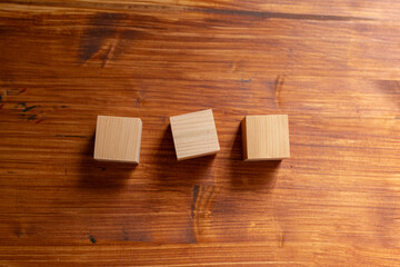 並んでいる複数の木製のブロック