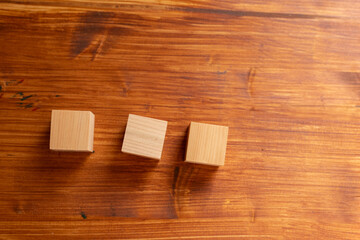 並んでいる複数の木製のブロック