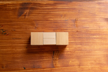 並んでいる複数の木製のブロック