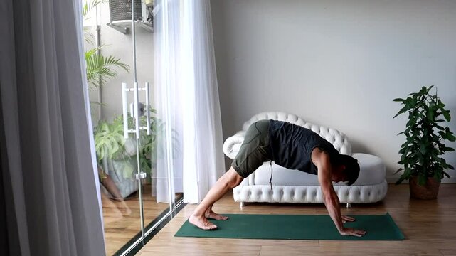 homem faz ioga em casa 