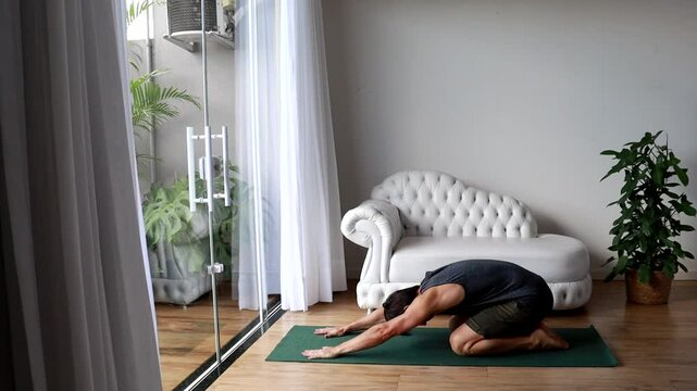 homem faz ioga em casa 