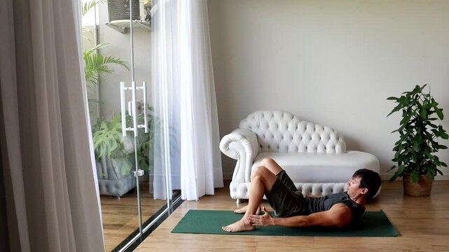 homem fazendo atividades fis&iacute;cas em casa