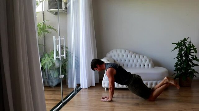 homem fazendo atividades fis&iacute;cas em casa