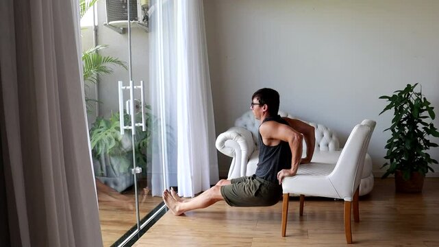 homem fazendo atividades fis&iacute;cas em casa