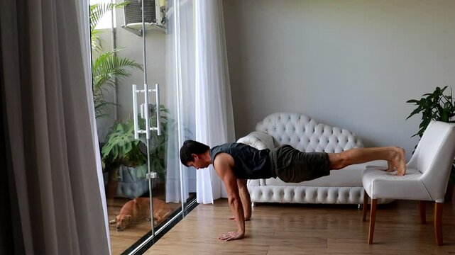 homem fazendo atividades fis&iacute;cas em casa