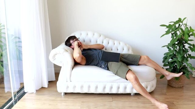 homem estudante com sono e cansado 