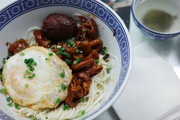 A bowl of delicious Shanghai scallion oil pork intestine noodles