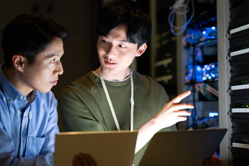 サーバールームでメンテンスをするエンジニアのスタッフ　撮影協力:スカパー東京メディアセンター