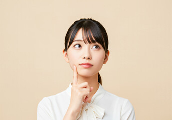 熟考する若い女性