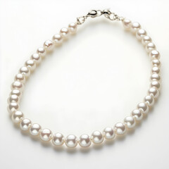 Obraz premium A pearl necklace gracefully displayed on a clean white background