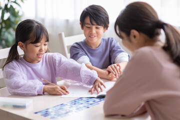勉強をする小学生