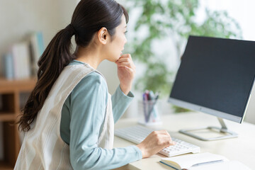 パソコンに向かう若い女性