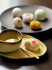 日本の伝統菓子　練り切り和菓子と緑茶