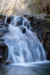 美しい滝のある風景	