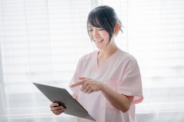 Obraz premium 指差す医療女性