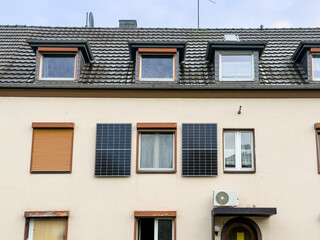 Zwei Solarpanele an einer Hausfassade eines Mehrfamilienhaus in Hilden, Deutschland