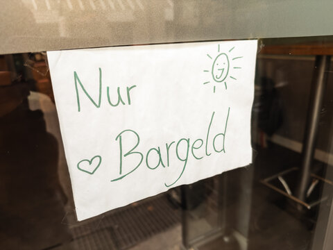 Din A4 Blatt an einem Cafe, Bezahlung nur mit Bargeld, D&uuml;sseldorf, Deutschland