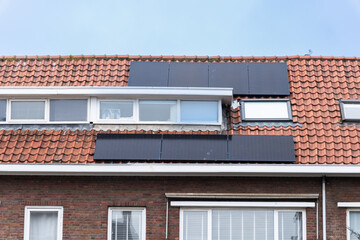 Solarpanele auf einem Dach in Scheveningen, Den Haag, Niederlande