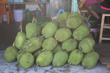 A fresh market is a place where consumers can purchase fresh, locally sourced, and seasonal food products. These markets typically offer a variety of fresh produce, including fruits, vegetables, meat,