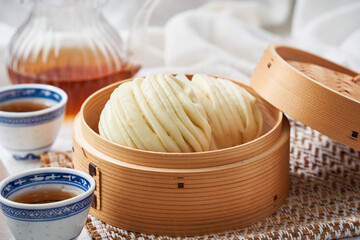 蒸籠で蒸したふわふわ花巻 – 中華蒸しパン