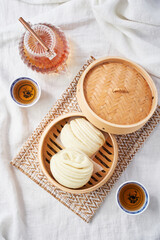 蒸籠で蒸したふわふわ花巻 – 中華蒸しパン