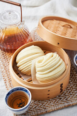 蒸籠で蒸したふわふわ花巻 – 中華蒸しパン