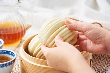 蒸籠で蒸したふわふわ花巻 – 中華蒸しパン