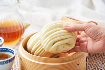 蒸籠で蒸したふわふわ花巻 – 中華蒸しパン