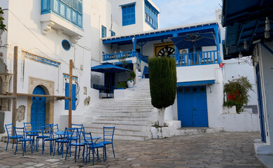 Il caratteristico villaggio di Sidi Bousaid si trova vicino a Cartagine e si distingue per i colori...