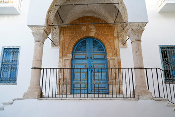 Il caratteristico villaggio di Sidi Bousaid si trova vicino a Cartagine e si distingue per i colori bianco e azzurro delle sue case. Cartagine, Tunisia, Africa del Nord