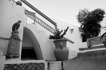 Il caratteristico villaggio di Sidi Bousaid si trova vicino a Cartagine e si distingue per i colori...