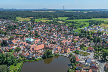 Obraz premium Sommerlicher Ausblick auf den Markt Allersberg nahe des Rothsee in Mittelfranken