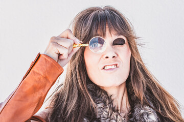 Frau mit Lupe