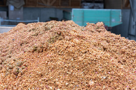 apple pomace - a nutrient rich by-product from apple juice pressing, ideal for winter feeding of wild game