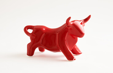 Obraz premium Sculpture of a red bull isolated on white background. Full depth of field.