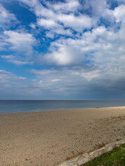 Obraz premium Beach with a cloudy sky in the background