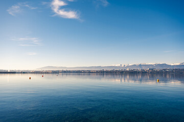 Fototapeta premium Douce quiétude au bord du lac Léman, sous le soleil de Genève
