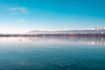 Douce quiétude au bord du lac Léman, sous le soleil de Genève