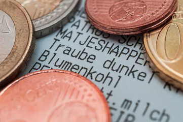 Preissteigerungen und Inflation in Europa - Kassenzettel aus dem Supermarkt