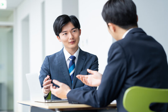 オフィスで営業する若いビジネスマン　撮影協力:スカパー東京メディアセンター